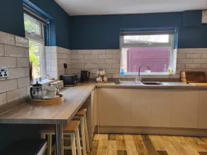 Cosy 2 bedroom home , with enclosed garden . - Image 5