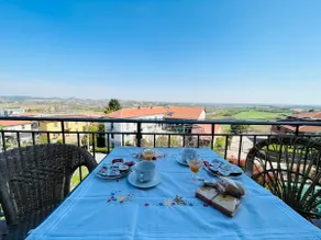 Vacation home with panoramic view - Image 4