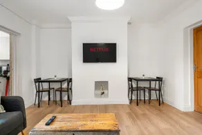 Huge serviced Apartment with FREE PARKING - Image 2