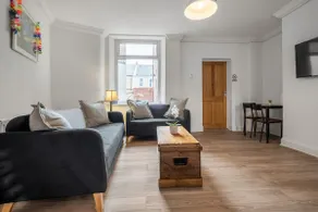 Huge serviced Apartment with FREE PARKING - Image 4