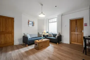 Huge serviced Apartment with FREE PARKING - Image 3