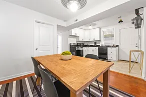 Bright & Cozy 2 Bedroom Apt - 15 Min to downtown! - Image 3