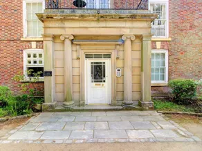 Entire Flat in 18th century Manor House - Image 2