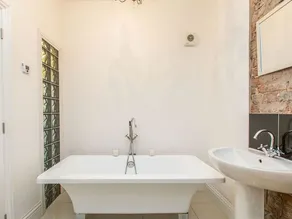 Entire Flat in 18th century Manor House - Image 3