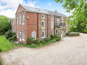 Entire Flat in 18th century Manor House - Image 5