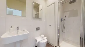 Luxury Stevenage Town Centre Apartment - Image 5