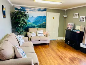 Cozy, Bright Home in Historic Downtown - Image 4