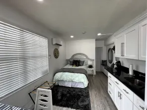 Elegant Spring Hill Studio Retreat - Image 3