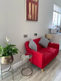 Hugo Mews Bright Studio Apartment - Image 2