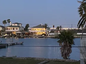 Bay views Cottage w/private suite, 4 min from beach and Moody Gardens  - Image 3