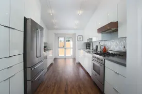 Cheerful mid mod 3 bedroom house with a pool - Image 4