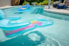 Cheerful mid mod 3 bedroom house with a pool - Image 3