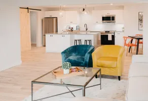 Sunrise Views + cozy bright modern 2-bedroom suite - Image 2
