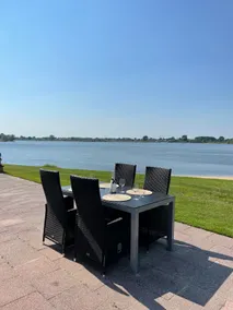 Luxury chalet right on the waterfront with beach - Image 5