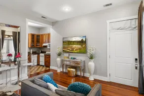 Stylish Historic District Space Private & Romantic - Image 2