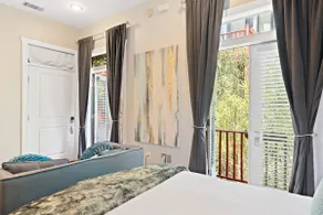 Stylish Historic District Space Private & Romantic - Image 5