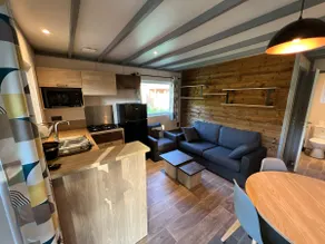 Cozy cottage with hot tub - Image 4