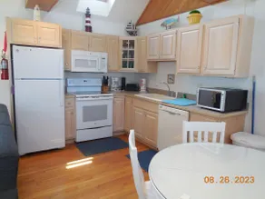 CV2A- Bright 1st floor condo unit w/shared pool! - Image 4