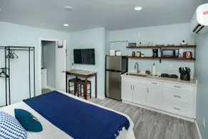 Cozy Stay for 2 – 5 Minutes to Miami Fun - Image 2