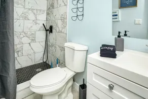 Cozy Stay for 2 – 5 Minutes to Miami Fun - Image 3