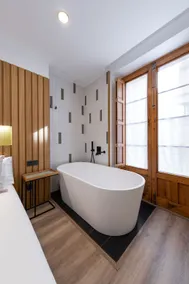 Lovely loft with an island bathtub - Image 2