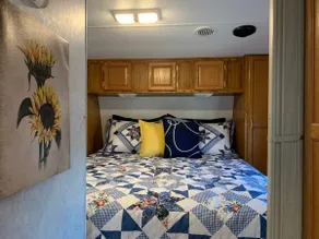 Adorable 1-Bedroom Camper - Image 4