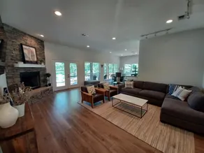 Lake House Gem: Cozy Waterfront Escape - Image 5