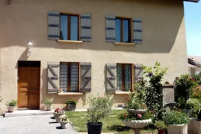 Quiet Townhouse + Garden & Private Parking - Image 2