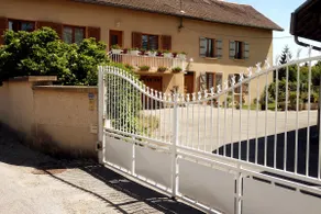 Quiet Townhouse + Garden & Private Parking - Image 3
