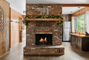 Walk To The Village! Fully Fenced and Spacious! - Image 4