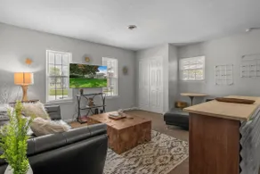 Cozy 2-Bedroom Apartment - Close To It All! - Image 2
