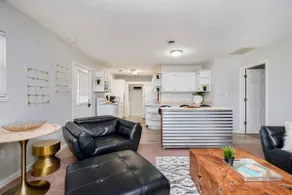 Cozy 2-Bedroom Apartment - Close To It All! - Image 3