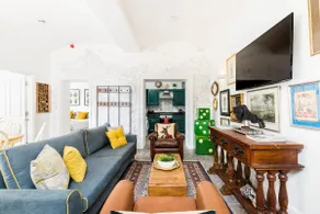 Charming vaulted apartment nr Docks with parking - Image 5