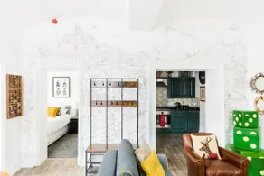 Charming vaulted apartment nr Docks with parking - Image 4