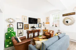 Charming vaulted apartment nr Docks with parking - Image 3