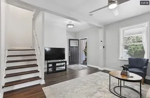 5 mins to Downtown| Spacious| KingBed|W&D - Image 2