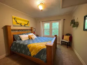 Vintage Downtown Jasper Adventurer's Apartment - Image 4