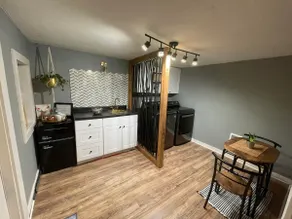 Vintage Downtown Jasper Adventurer's Apartment - Image 3