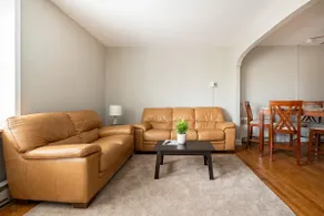 Cozy Comfort- 2 bedroom apt/65 inch T.V. wifi - Image 2