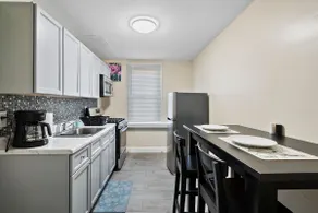 Cozy Comfort- 2 bedroom apt/65 inch T.V. wifi - Image 3