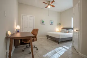 King Bed Spacious Apt Modern Design near Kingwood - Image 4