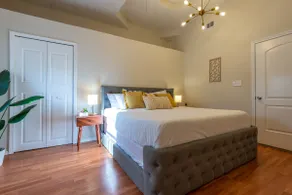 King Bed Spacious Apt Modern Design near Kingwood - Image 3
