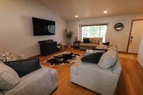 5 Bedroom Lincoln Home 10 Minutes from Downtown - Image 3