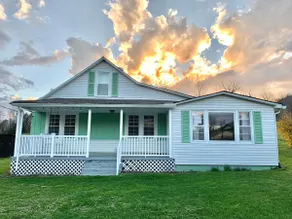 Holler Homeplace: Charming 1950s Farmhouse - Image 4