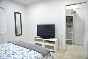 Beautiful, freshly renovated 1 bedroom home - Image 5