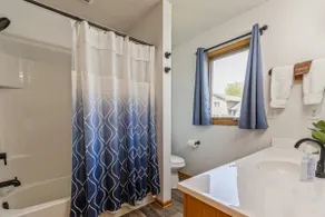 •Vibrant 4 bedroom house 2 king beds in Ankeny• - Image 5
