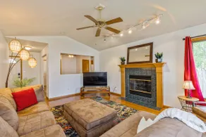•Vibrant 4 bedroom house 2 king beds in Ankeny• - Image 3