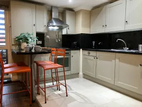 Spacious Luxury City Centre Apartment With Secure Parking - Image 4