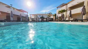 Cozy 2-bedroom beachfront apartment, pool, parking - Image 3