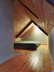 Central loft apartment with timber wall and wood burning stove. - Image 5